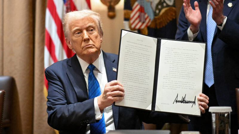 Prezident Trump podpísal nové clá pre Európu