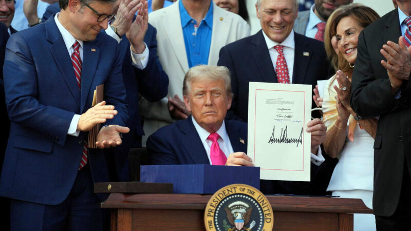 Trump podpísal legislatívu o daňových a výdavkových škrtoch