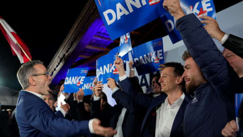 FPÖ má podporu približne 35 percent voličov