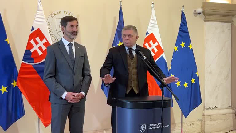 Premiér SR Robert Fico odmieta kritiku opozície