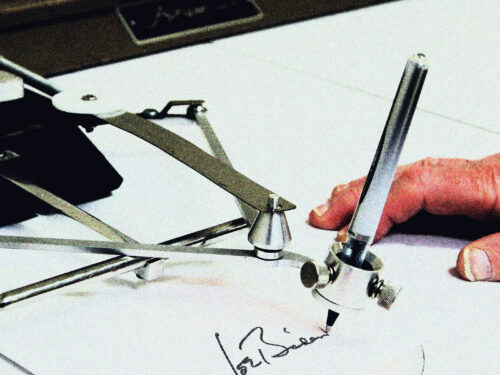 Trump ruší podpisy Bidena automatickým perom