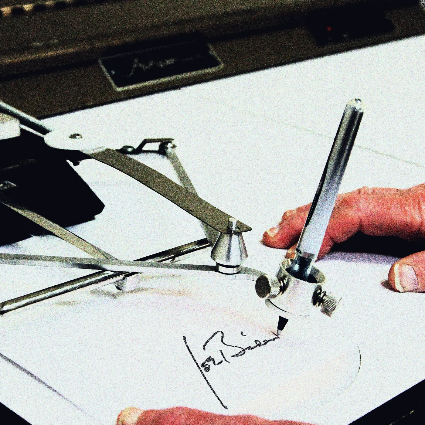 Trump ruší podpisy Bidena automatickým perom