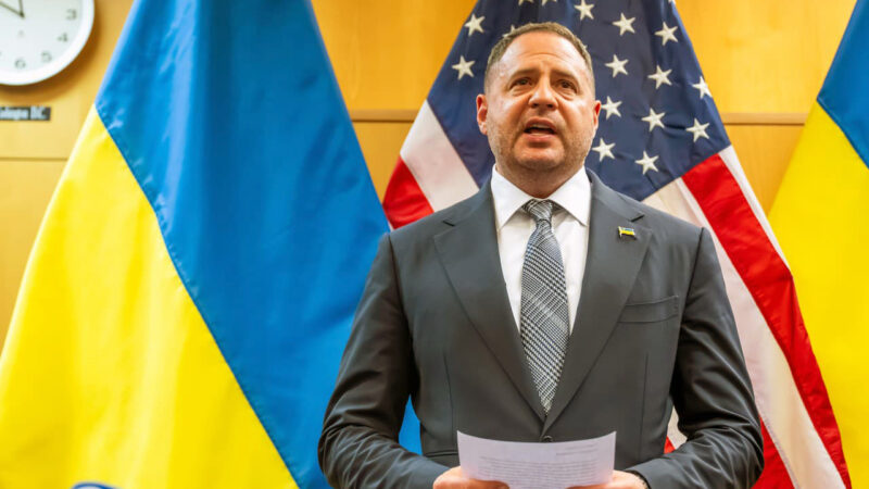 Pravá ruka Zelenského má problém …