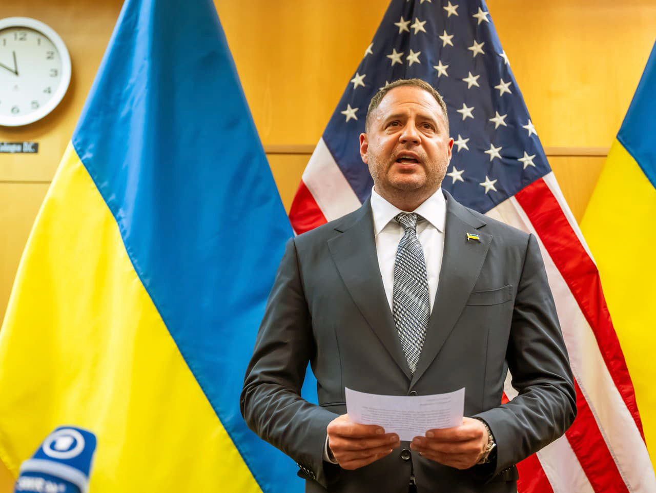 Pravá ruka Zelenského má problém …