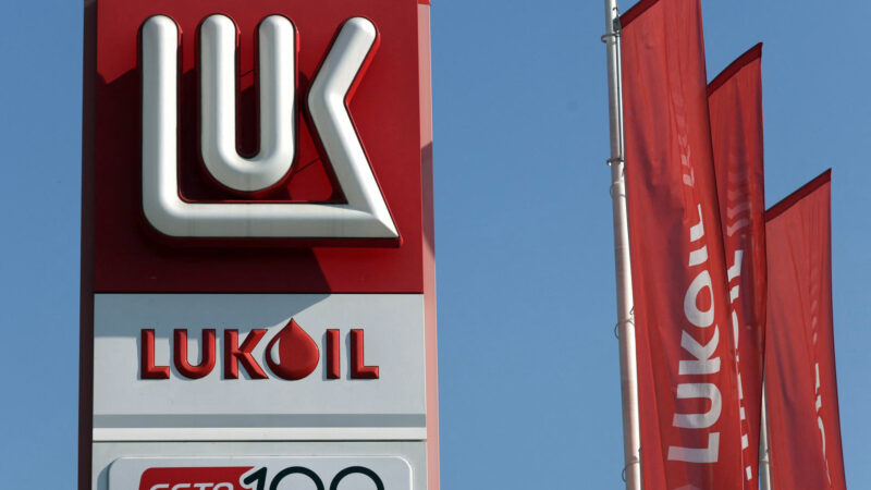 Ruský Lukoil hľadá kupcov