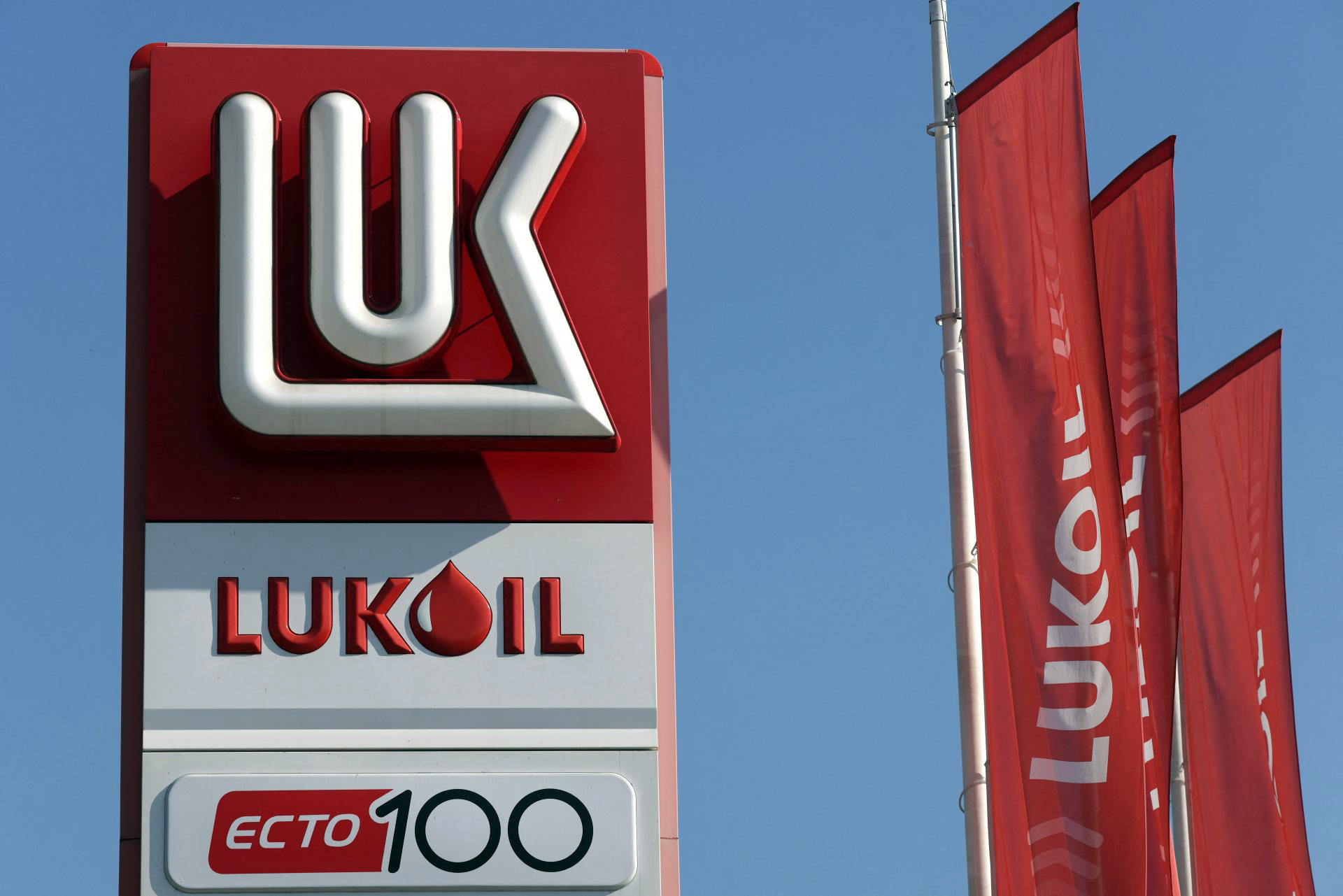 Ruský Lukoil hľadá kupcov