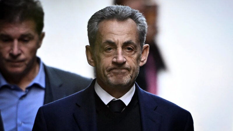 Exprezidenta Sarkozyho prepustili z väzenia