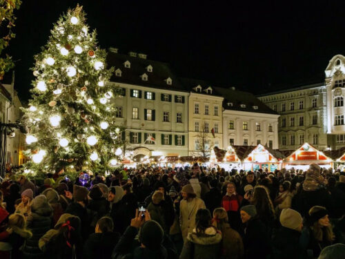 Otvorili vianočné trhy v Bratislave