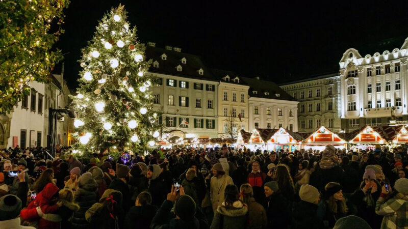 Otvorili vianočné trhy v Bratislave