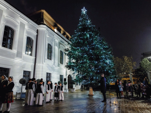 Stromček pred prezidentským palácom už svieti