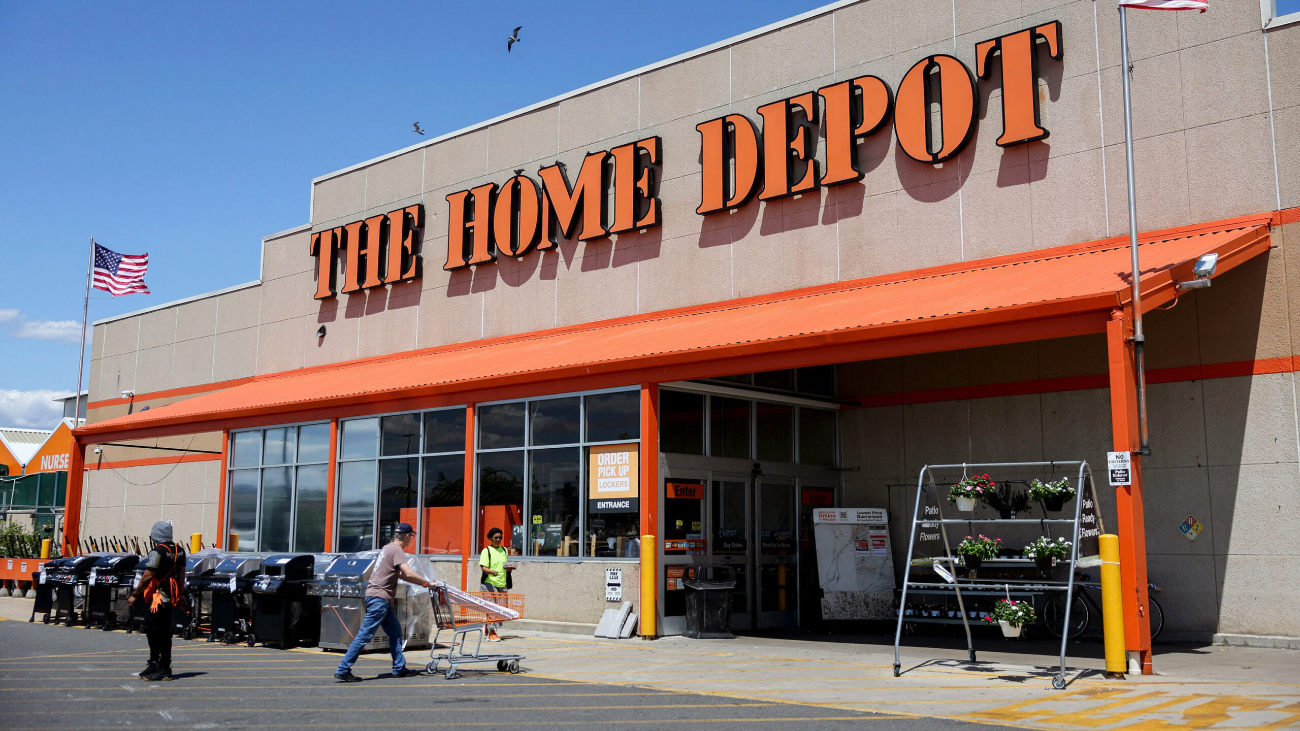 Home Depot klesol zisk o 14,2%
