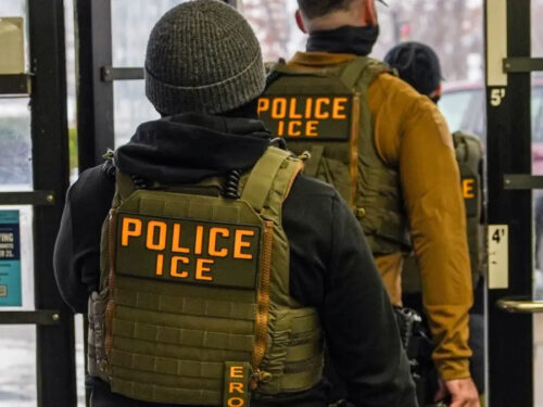 Od pondelka na letiskách USA pôsobí ICE