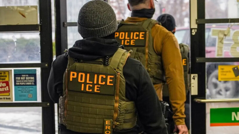 Od pondelka na letiskách USA pôsobí ICE