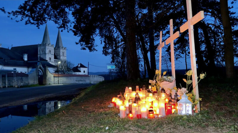 Požehnanie pamätníka trom zahynutým dievčatám