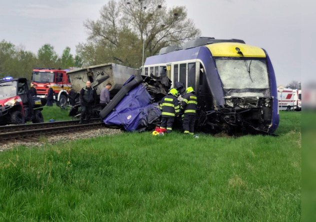 Tragická zráška vlaku s kamionom v Dunajskej Strede