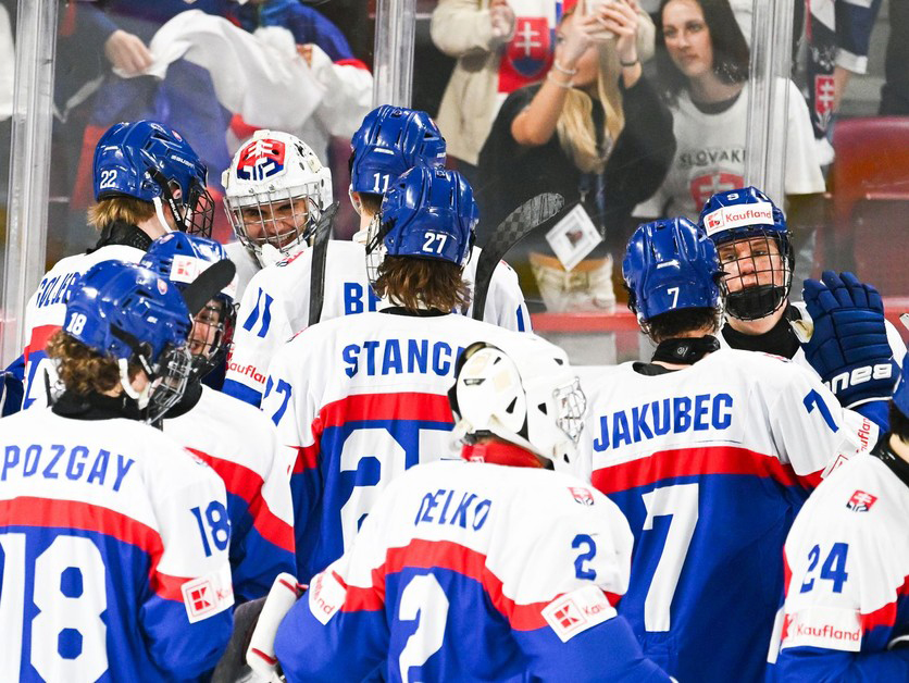 Slovenskí hokejisti do 18 rokov si zahrajú o zlato