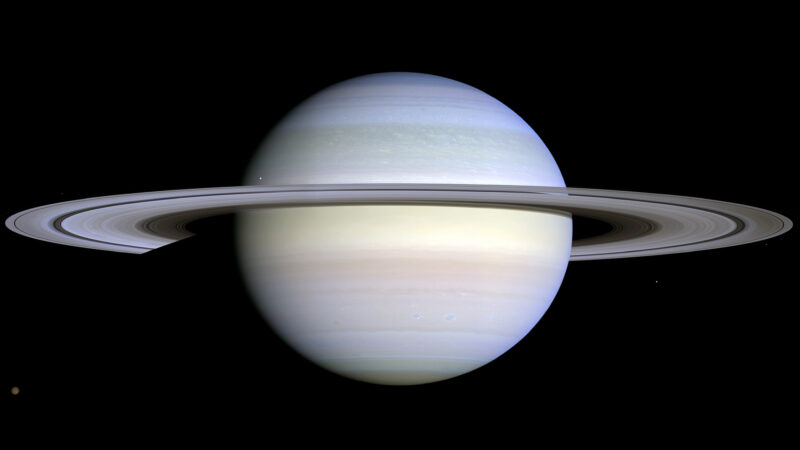 Saturn a jeho okolie