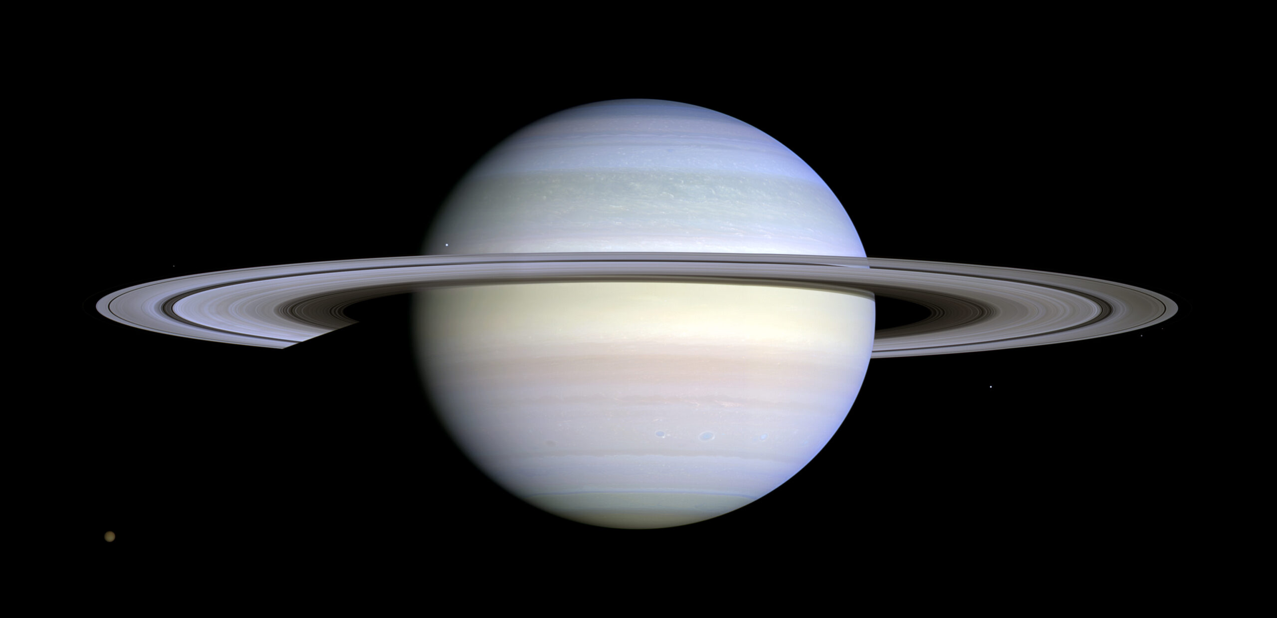 Saturn a jeho okolie