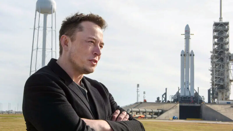 Hodnota Muskovho podielu v SpaceX je 900 miliárd USD