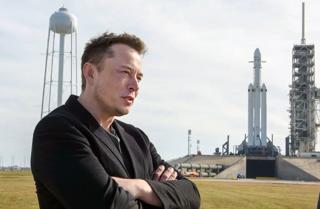 Hodnota Muskovho podielu v SpaceX je 900 miliárd USD