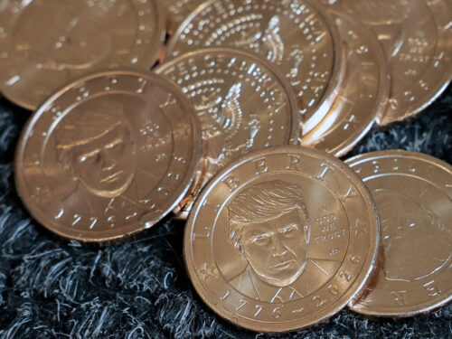 Jednodolárové mince s portrétom Donalda Trumpa sú v obehu