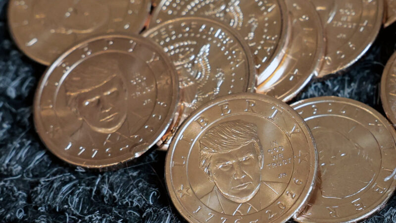 Jednodolárové mince s portrétom Donalda Trumpa sú v obehu
