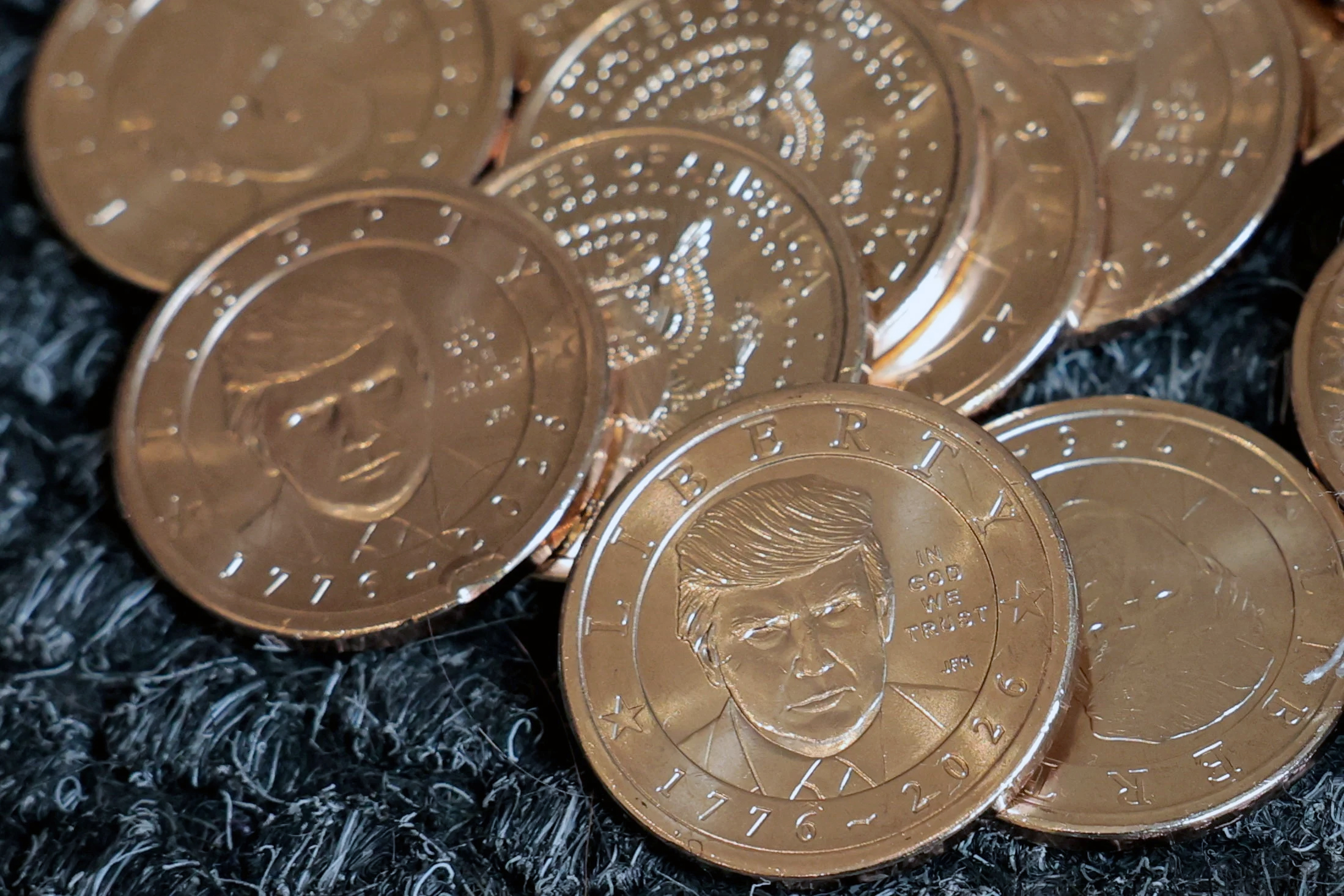 Jednodolárové mince s portrétom Donalda Trumpa sú v obehu