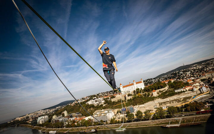 Slackliner Jaan Roose v Bratislave