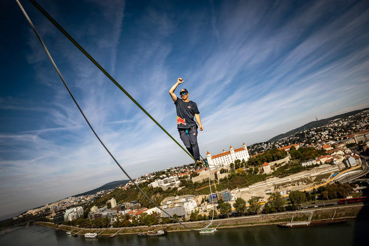 Slackliner Jaan Roose v Bratislave