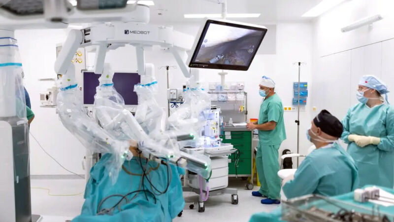 Vo Zvolene vykonali operáciu s pomocou robota